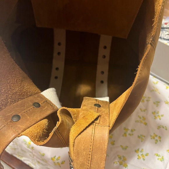 Elegant Tan Leather Tote Bag - Picture 8 of 9